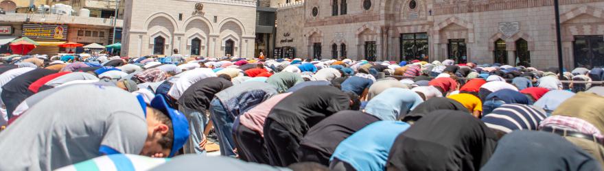 EN IMAGES. À la mosquée, à l'église ou chez soi, une myriade de prières