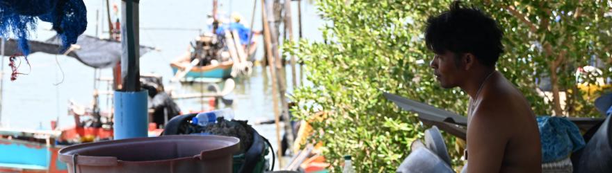 À Samut Sakhon, les petits pêcheurs chavirent