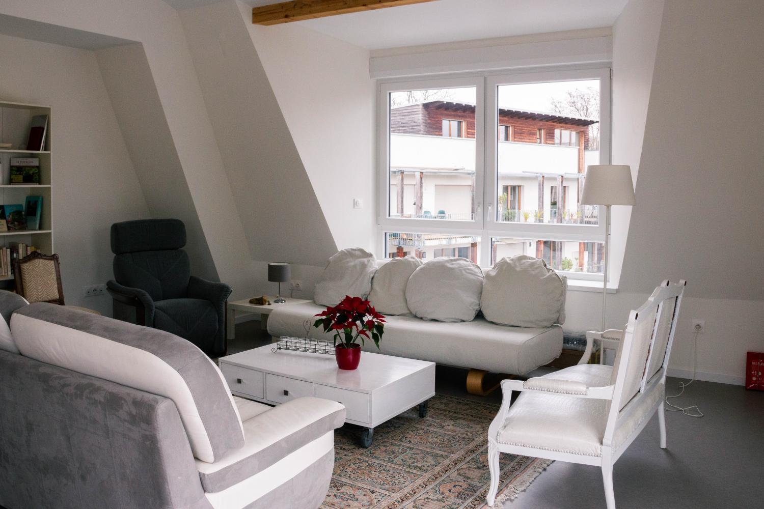 La grande pièce à vivre partagée de l'immeuble comprend un salon, une salle à manger et une cuisine.