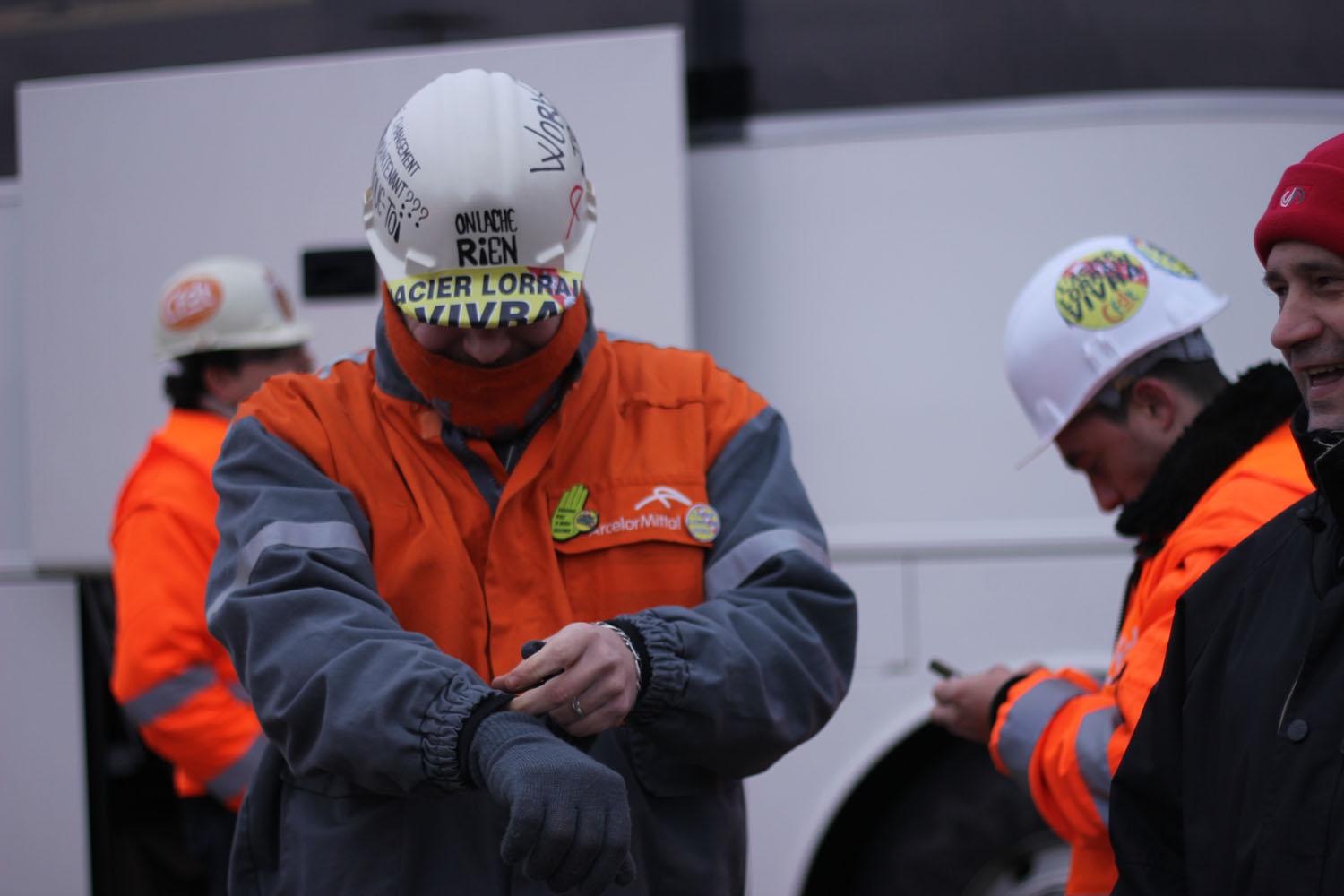 Les métallos de Florange arrivent dans les premiers cars