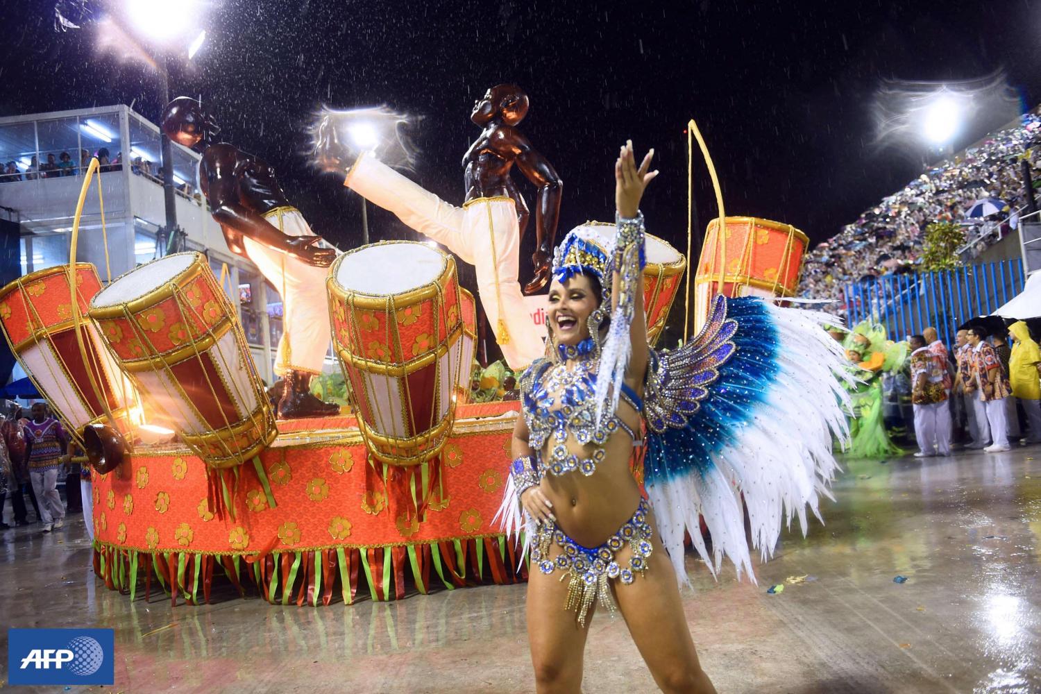 Chaque école choisit sa reine de la bateria, qui danse seule devant les percusionnistes. AFP PHOTO / CRISTOPHE SIMON