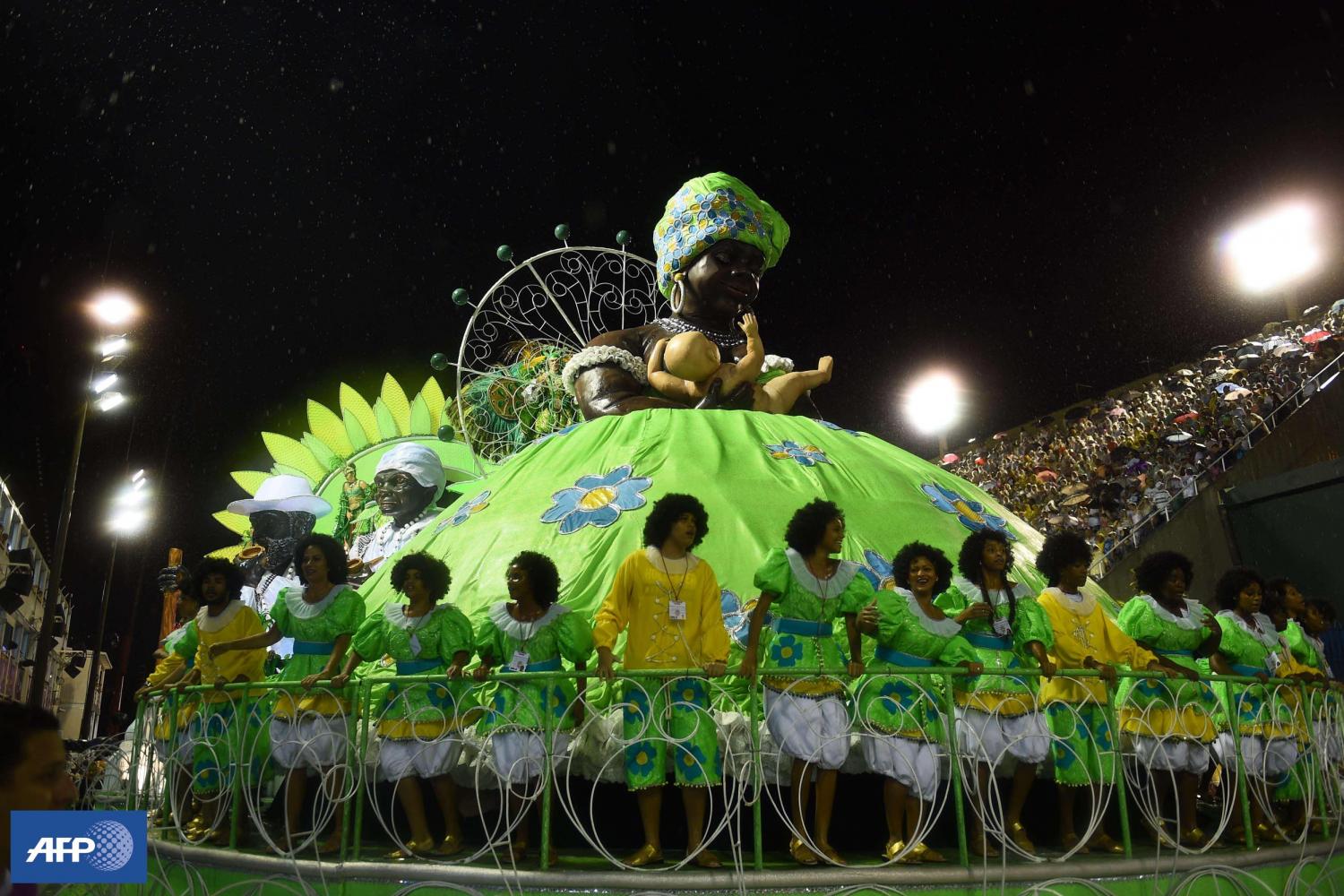 Les écoles de samba sont jugés sur leurs danseurs mais aussi sur la beauté de leurs chars. AFP PHOTO / CRISTOPHE SIMON