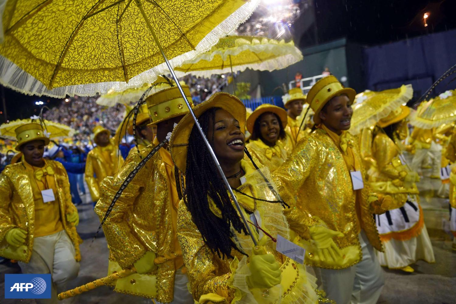 Les milliers de danseurs de l'école de samba Viradouro ont dansé sous la pluie dimanche. AFP PHOTO / CHRISTOPHE SIMON
