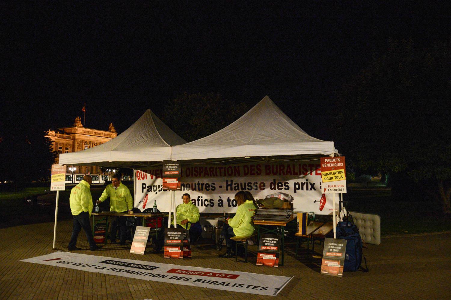 Les six buralistes vont passer la nuit ici en signe de protestation. 