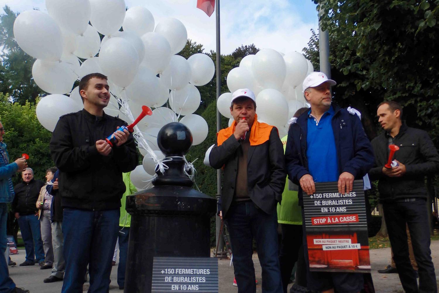 Sur fond de klaxons, les manifestants entonnent des slogans contre les paquets neutres et l'augmentation des prix. 