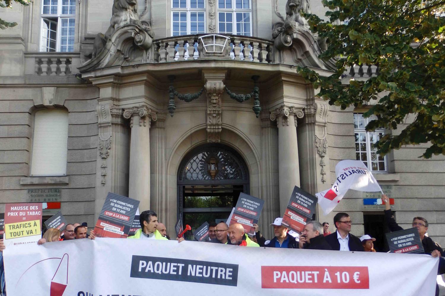 Ils cherchent à attirer l'attention sur leurs difficultés devant la préfecture. 