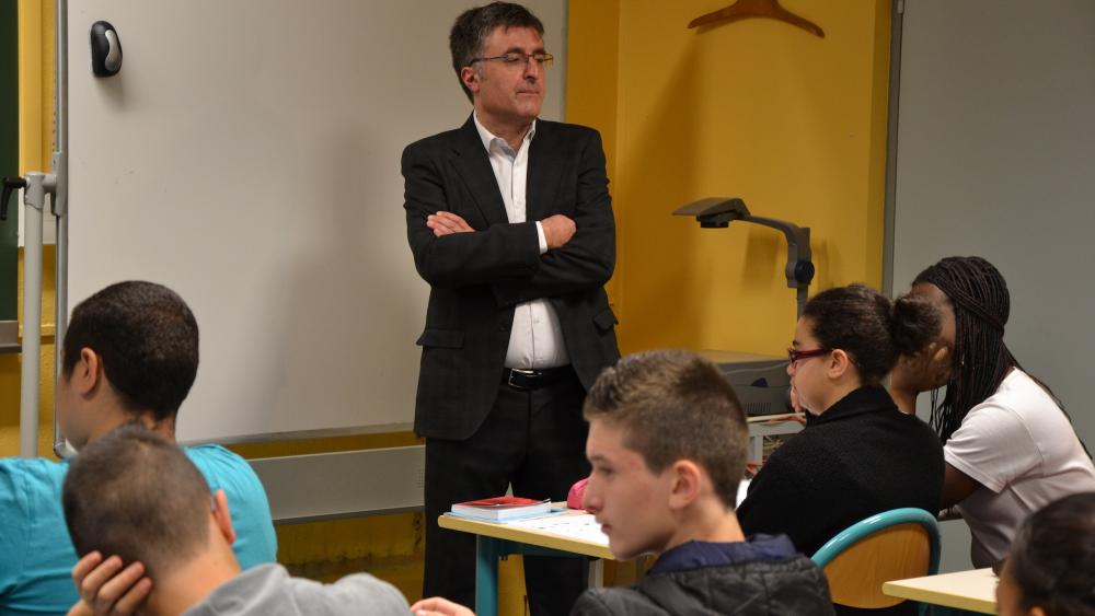 M. Kiledjian assure l'ordre au sein de la classe