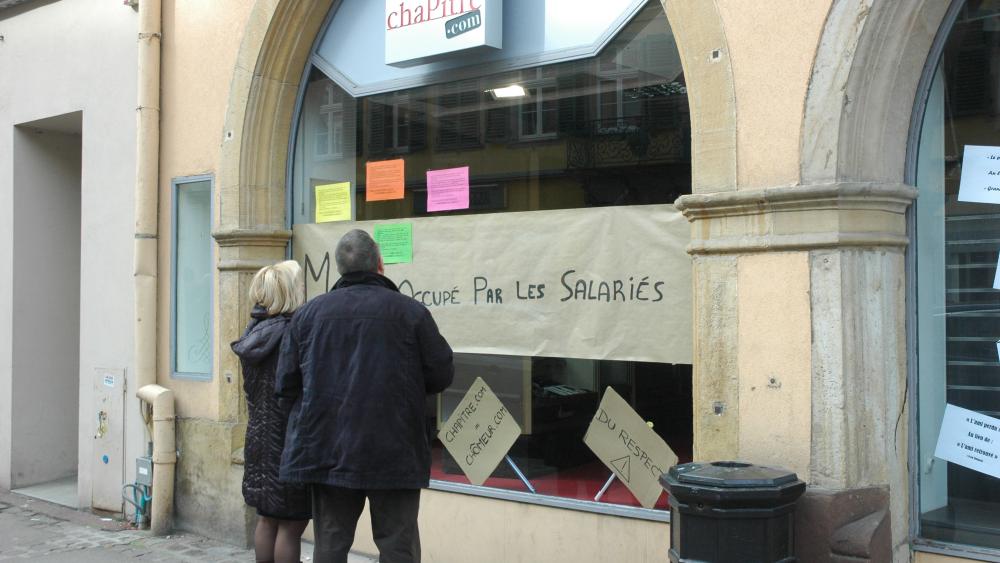 Des passants regrettent la librairie.