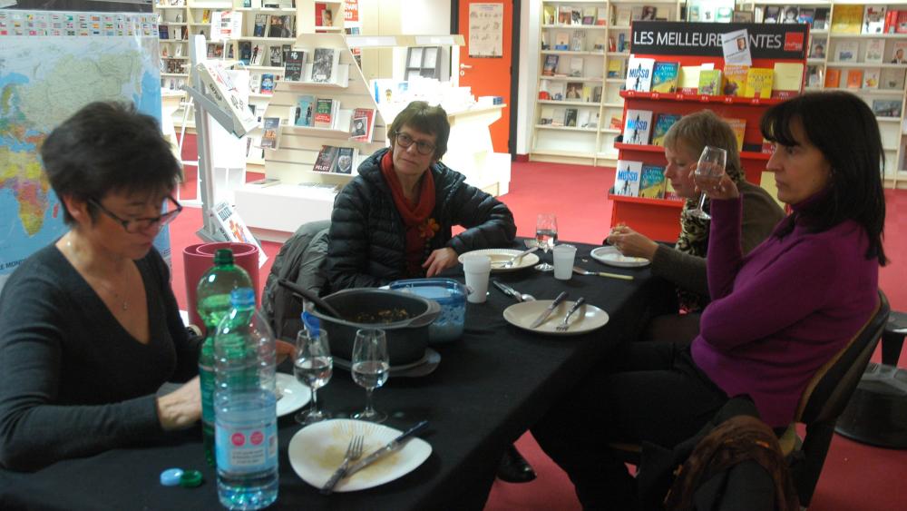 Une collègue d'une autre librairie est venue leur apporter un bon repas.