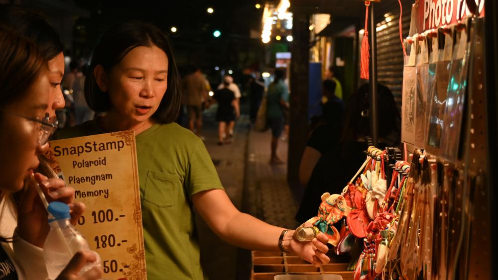 Il est 18h, les touristes investissent les rues de Chinatown. (photo : Tom Soriano)