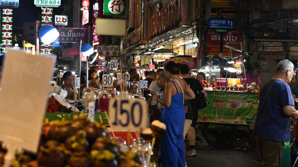Il est 18 h, les touristes investissent les rues de Chinatown. © Tom Soriano