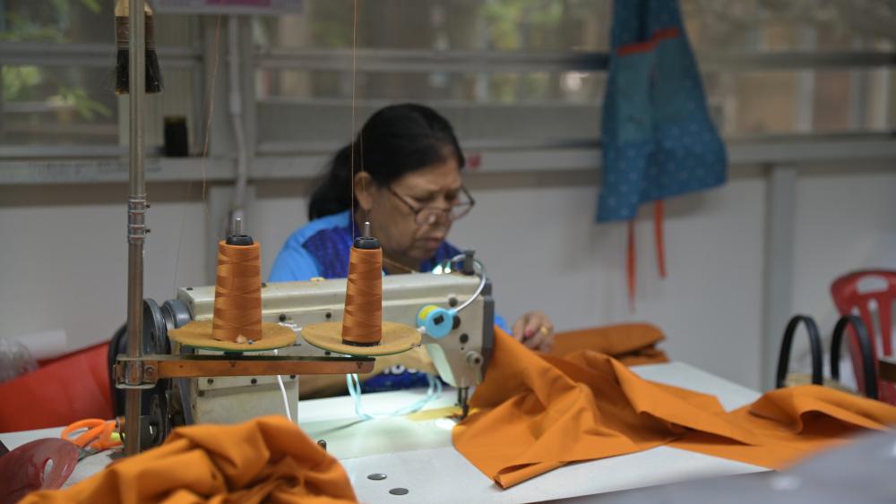 Ce sont des couturières bénévoles qui fabriquent les robes monastiques. © Camille Carvalho