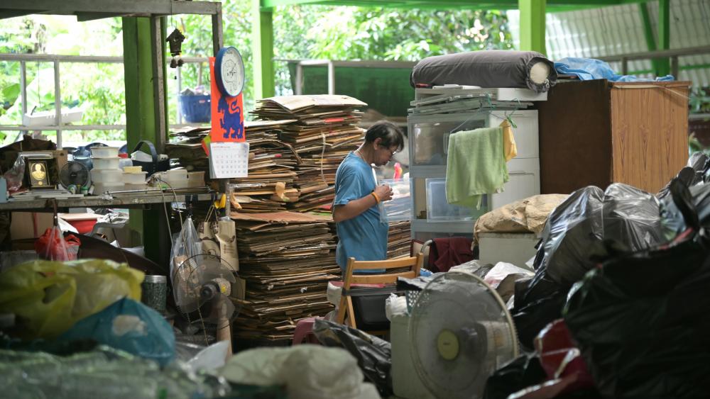 Au Wat Chak Daeng, des cours de tris des déchets sont donnés à des classes 