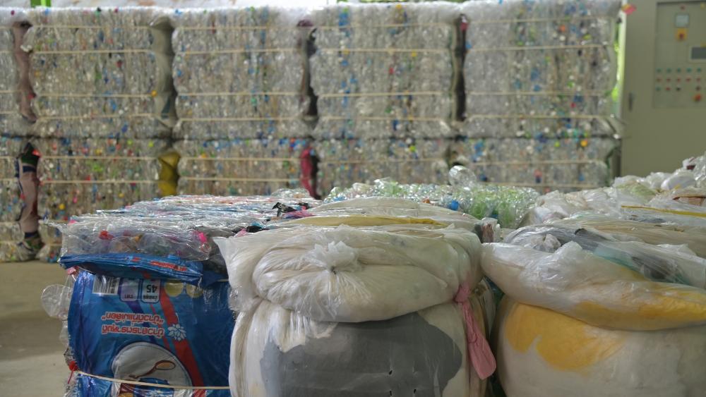 40 tonnes de déchets plastiques récupérées par an sont recyclées pour fabriquer les robes des moines. © Camille Carvalho