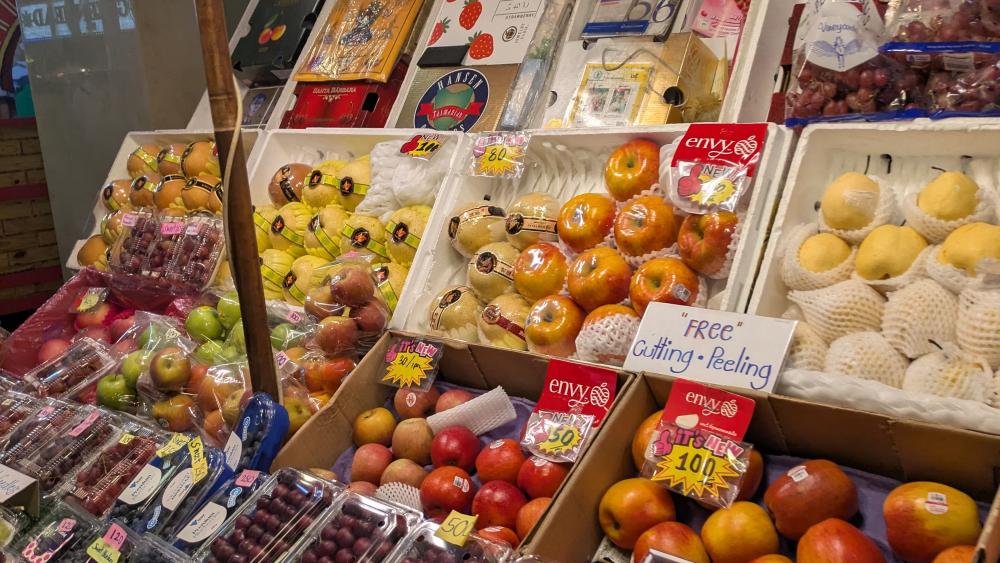 Entre les stands d'insectes et de friture, on trouve des étales où s'accumulent des fruits colorés (photo Pauline Moyer)
