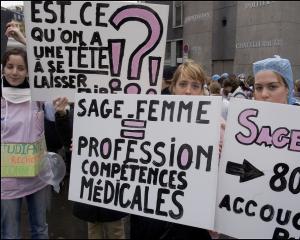 2000 sages-femmes ont manifesté à Paris ce midi