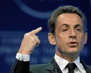 Etrangers et emploi : Nicolas Sarkozy envisagerait des référendums