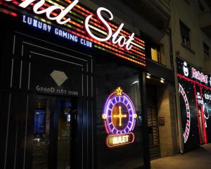 Dans les casinos de Belgrade, les dettes se creusent dans l'indifférence