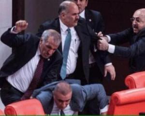 Dispute à coups de marteau au Parlement turc 
