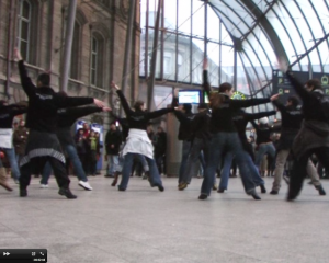 Les danseurs de l'opéra font irruption à la gare
