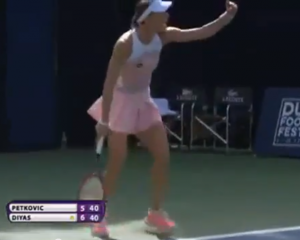 Une joueuse de tennis la joue comme McEnroe