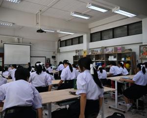 «On peut se réapproprier notre corps» : les mèches rebelles des jeunes Thaïs