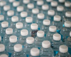 Une enquête accuse le gouvernement français d’avoir autorisé Nestlé à utiliser des filtres illégaux