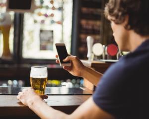Des députés veulent sevrer les réseaux sociaux des pubs pour l’alcool