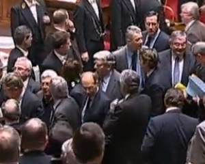 Propos de Guéant assimilés au nazisme: le gouvernement quitte l'hémicycle