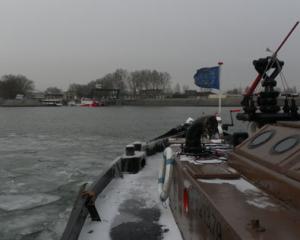 Le brise-glace en action au port