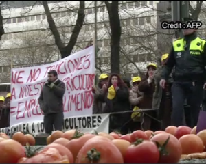 Jets de tomates contre un accord agricole