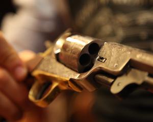 Vacarmes : les armes dans la société