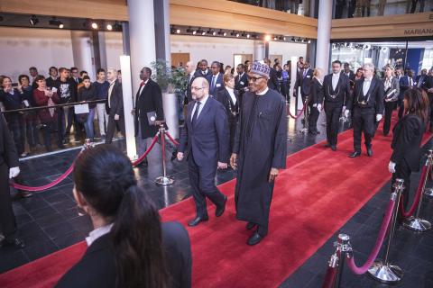 Muhammadu Buhari sur le tapis rouge du Parlement @RobinDroulez