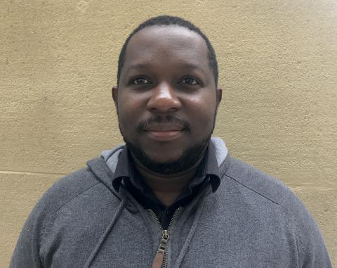 Stive Aropia met en scène le procès d'Ali Bongo à Strasbourg.